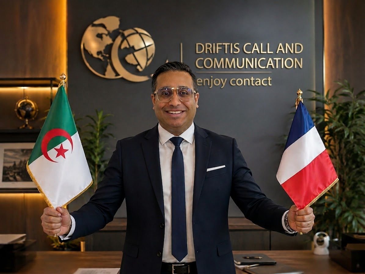 Monsieur Akacem Mohammed Abbés, Directeur Général de DRIFTIS, tenant les drapeaux Algérien et Français dans les bureaux de l'entreprise.